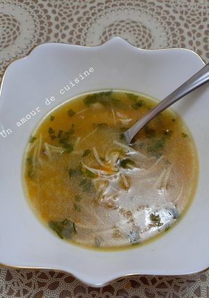 Une photo de Soupe de poulet à la vermicelle 🥣