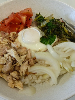 Una foto de Bibimbap barato de pollo