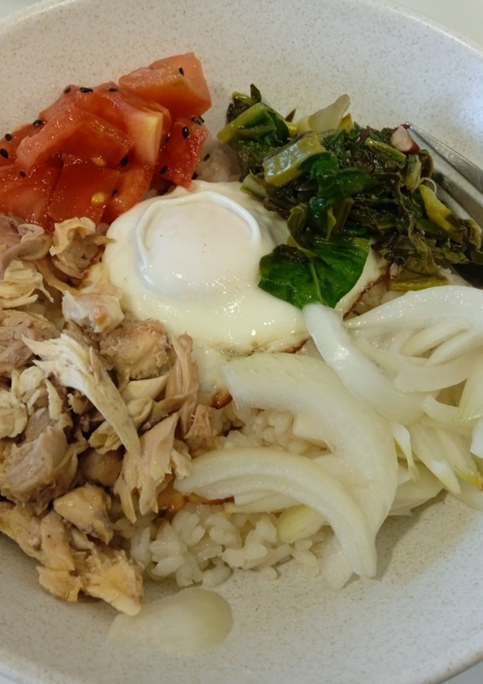 Una foto de Bibimbap barato de pollo