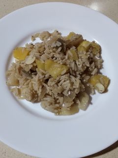 Una foto de Arroz con 🍎 manzana y 🫑 💚 verdes