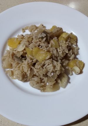 Una foto de Arroz con 🍎 manzana y 🫑 💚 verdes