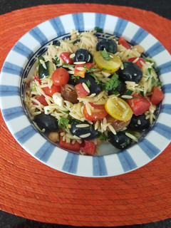 Una foto de Ensalada de orzo 🥗