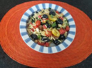 Una foto de Ensalada de orzo 🥗