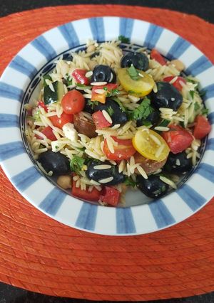 Una foto de Ensalada de orzo 🥗