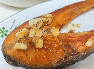 蒜香奶油煎鮭魚 的食譜成品照片