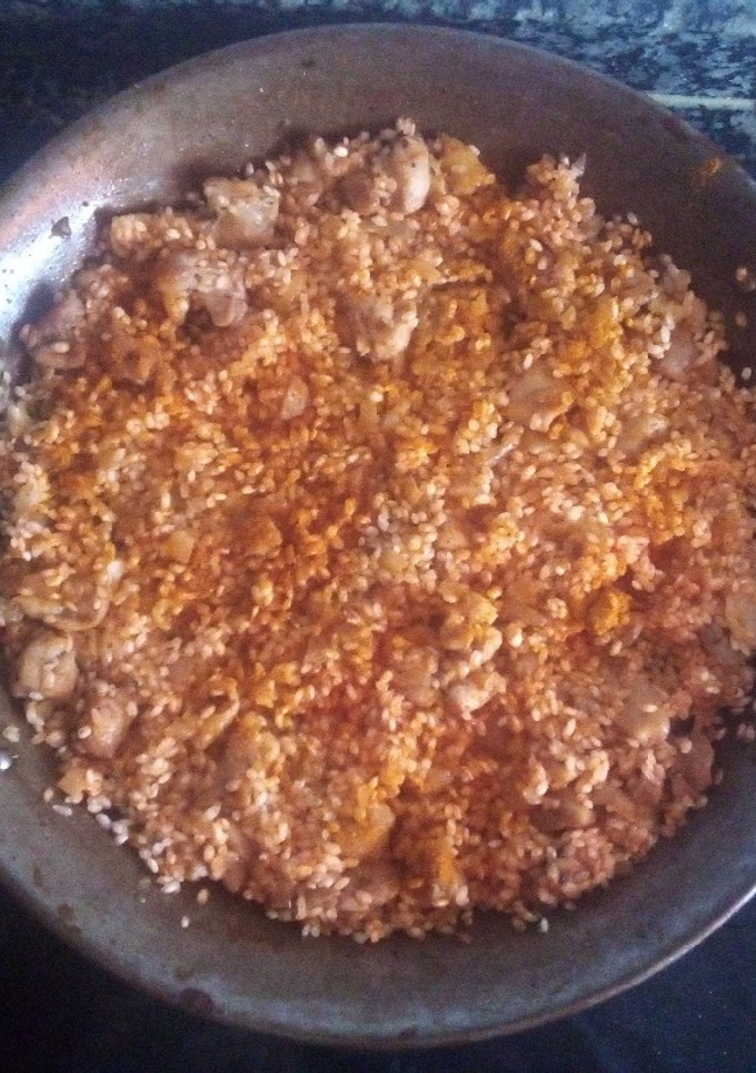 Una foto de Paella de pollastre