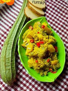 আলু ঝিঙে পোস্ত (aloo jhinge posto recipe in Bengali) রেসিপির প্রধান ছবি