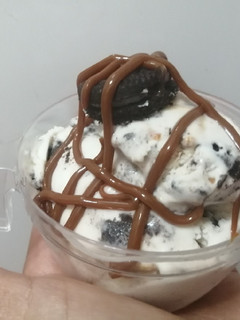 Una foto de Helado de vainilla, oreo y dulce de leche