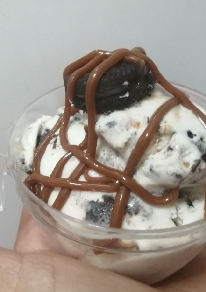Una foto de Helado de vainilla, oreo y dulce de leche