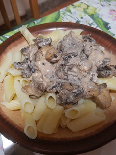 Una foto de Pasta con pollo, nata y champiñones