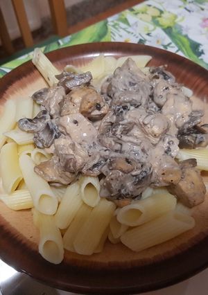 Una foto de Pasta con pollo, nata y champiñones