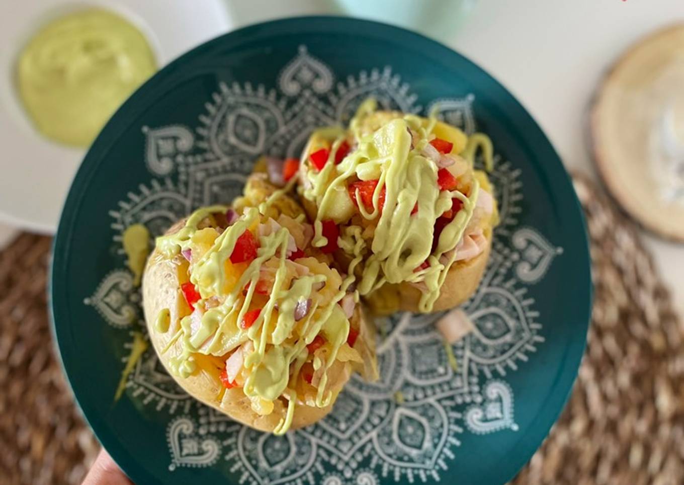 Patatas asadas con “un poco de todo” y mayonesa de aguacate