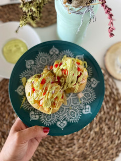 Una foto de Patatas asadas con “un poco de todo” y mayonesa de aguacate