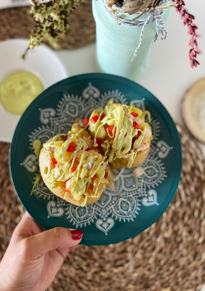 Una foto de Patatas asadas con “un poco de todo” y mayonesa de aguacate