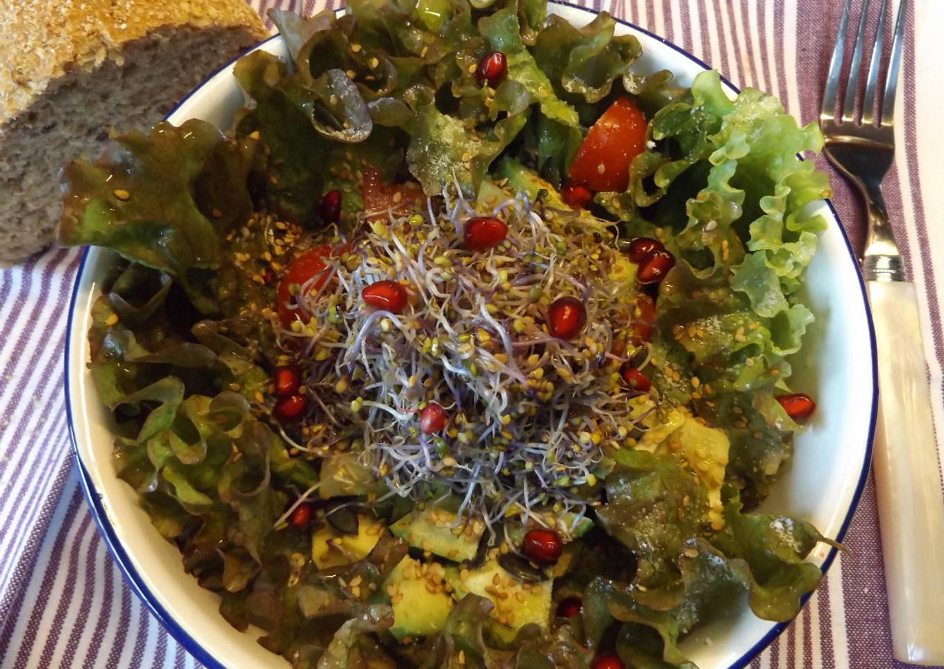 Ensalada otoñal con granada y brotes de lombarda