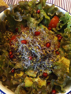 Una foto de Ensalada otoñal con granada y brotes de lombarda