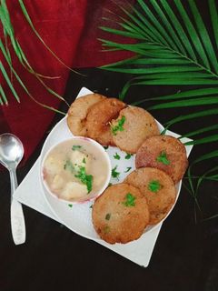सिंघाड़े के आटे की पूरी कढ़ी रेसिपी मुख्य फोटो