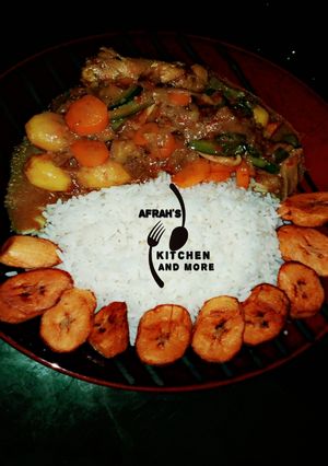 A picture of Vegetables chicken soup,white rice and fried plantain.