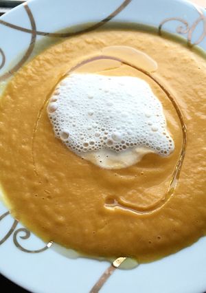 Une photo de Crème de potiron, oeuf poché et écume de lard