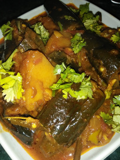 आलू बैंगन की चटपटी सब्ज़ी (Aloo baingan ki chatpati sabzi recipe in Hindi) रेसिपी मुख्य फोटो