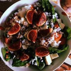 Una foto de Ensalada con Higos y Arroz