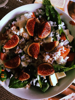 Una foto de Ensalada con Higos y Arroz