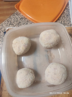 Una foto de Bolas de patata de jamón y queso