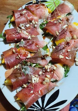 Zdjęcie przepisu Roladki z szynką serrano i mango.