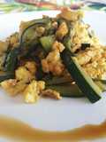 Zucchine con Uova Strapazzate e Salsa di Soia