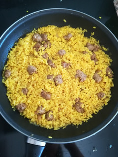 Una foto de Arroz seco con longanizas