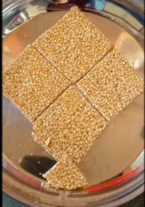 સફેદ તલ ની ચીકી (White Sesame Chikki Recipe In Gujarati) રેસીપી મુખ્ય ફોટો