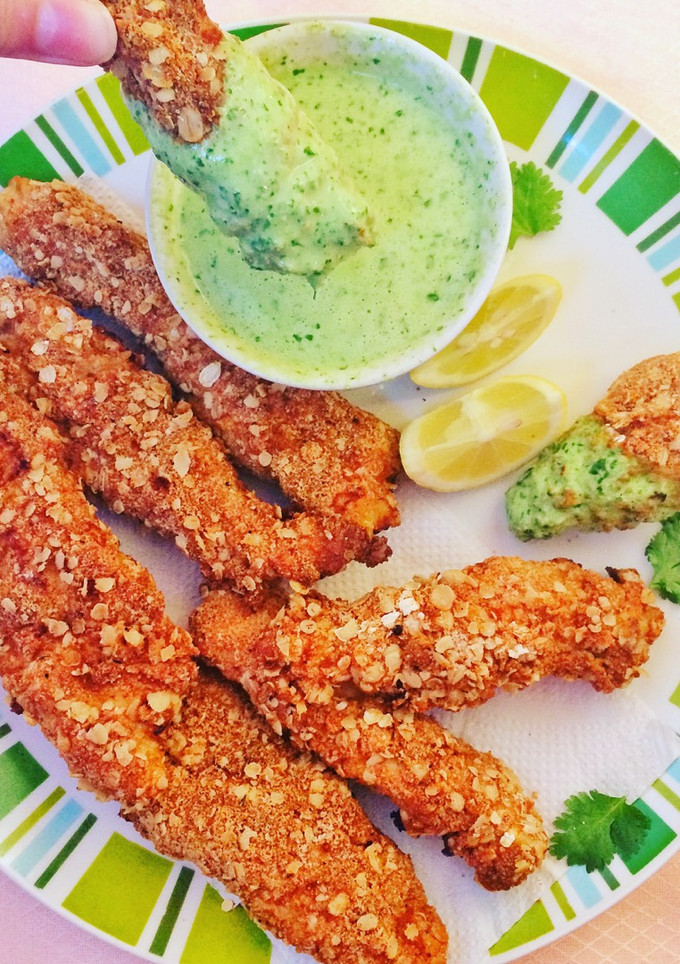 Una foto de Pollo crispy con salsa de hierbas
