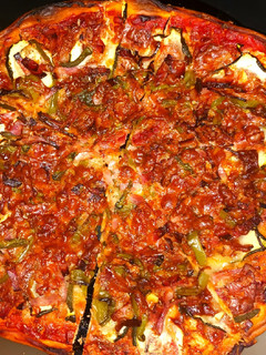 Una foto de Pizza de calabacín, pimiento y bacon