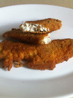 Una foto de Filetes de lubina empanados con pimentón