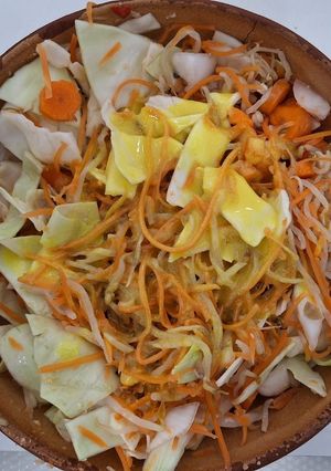 Una foto de Ensalada Crujiente de Col y Brotes (Mambo Touch)