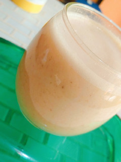 Una foto de Batido de avena, banano, cereal, y granola!!*
