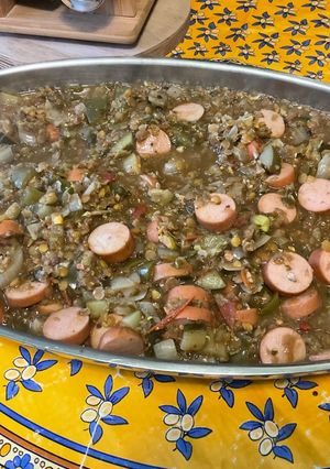 Une photo de Lentilles corail aux saucisses, légumes, pistaches et coriandre