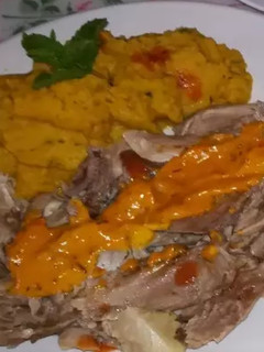 Una foto de Pavo con tártara y Hummus