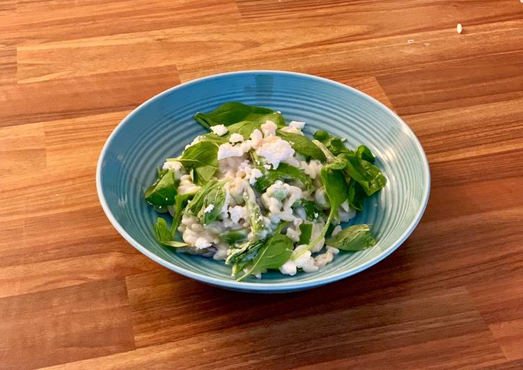 Orzo pasta with spinach, Broad beans and feta