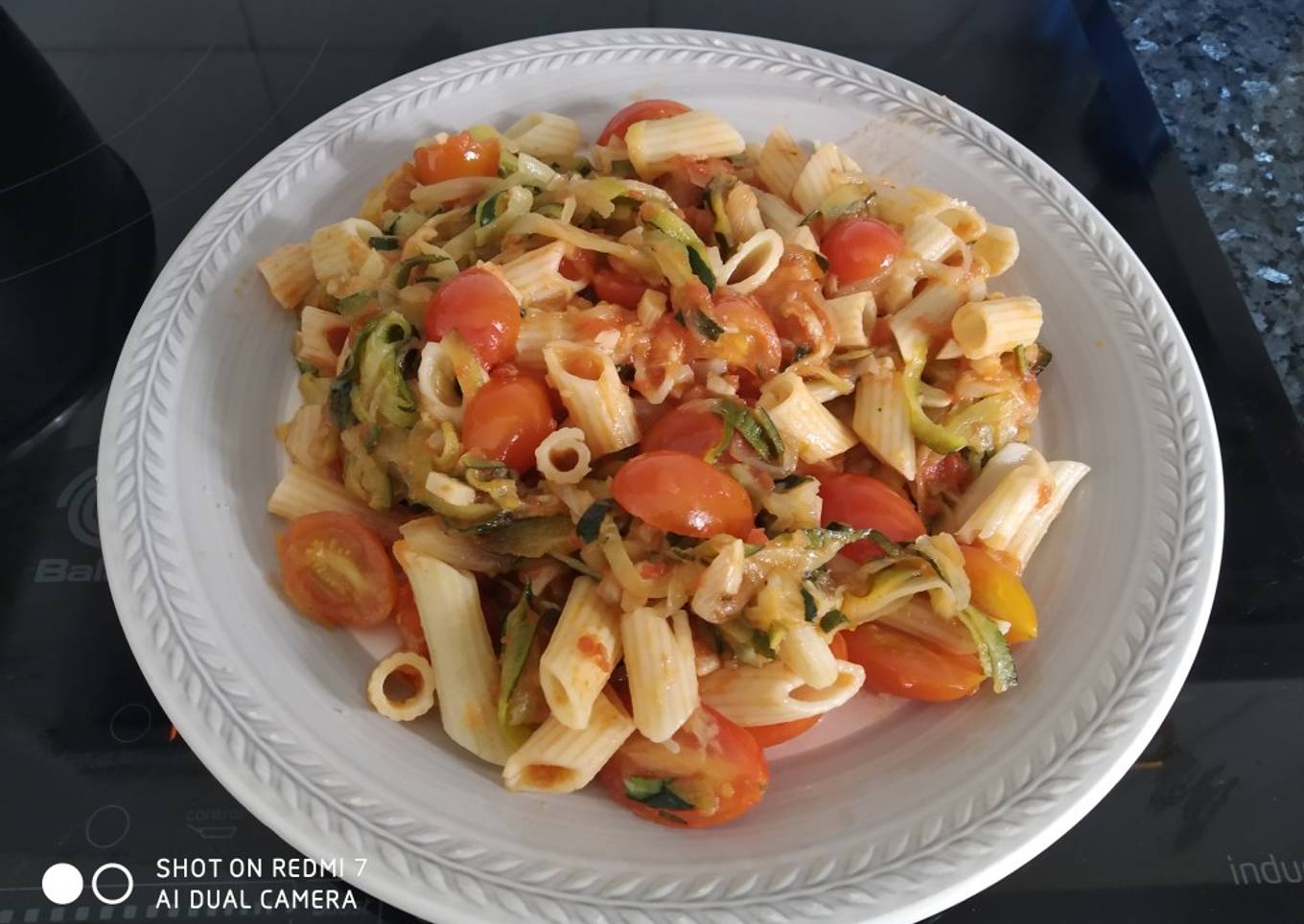 Macarrones con verdura y pollo
