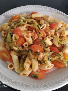 Una foto de Macarrones con verdura y pollo
