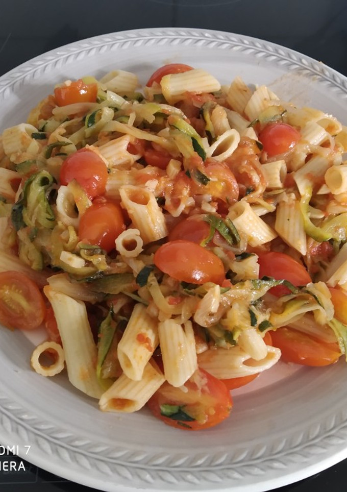 Una foto de Macarrones con verdura y pollo