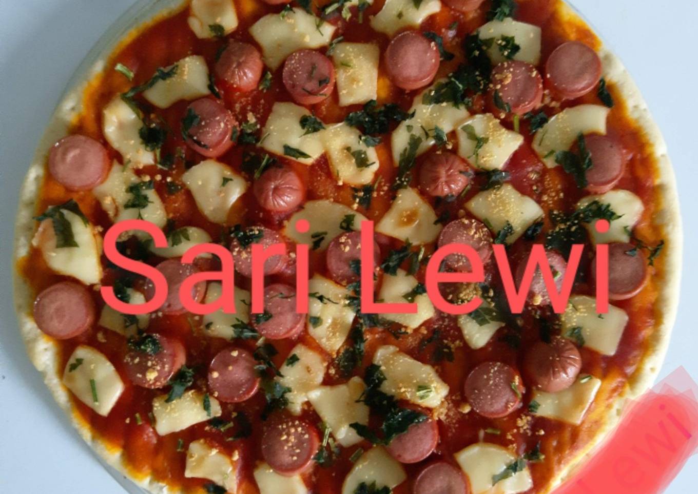 Pizza de salchichas y queso en horno microondas (6 ingredientes)