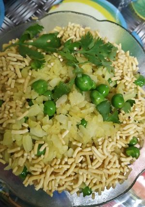 मटर पोहा (matar poha recipe in Hindi) रेसिपी मुख्य फोटो