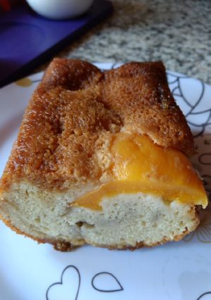 Una foto de Budín invertido de duraznos