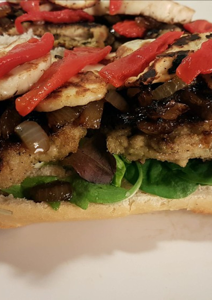 Una foto de "Montadito" con hamburguesa de aguacate