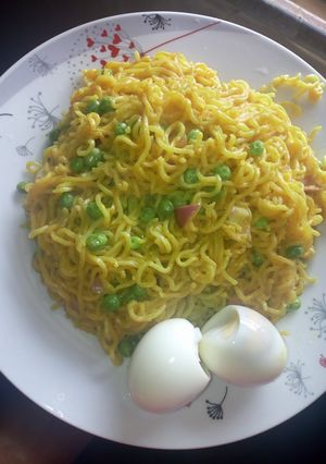A picture of Indomie and eggs.