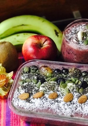 A picture of Blueberries Banana Chia Oats and Dates Smoothie Bowl.