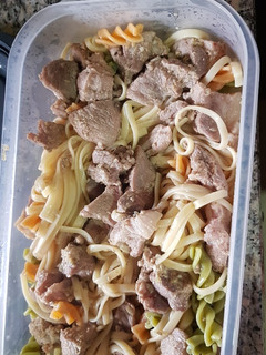 Una foto de Pasta y carne en salsa. Aprovechamiento