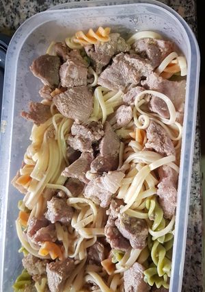 Una foto de Pasta y carne en salsa. Aprovechamiento